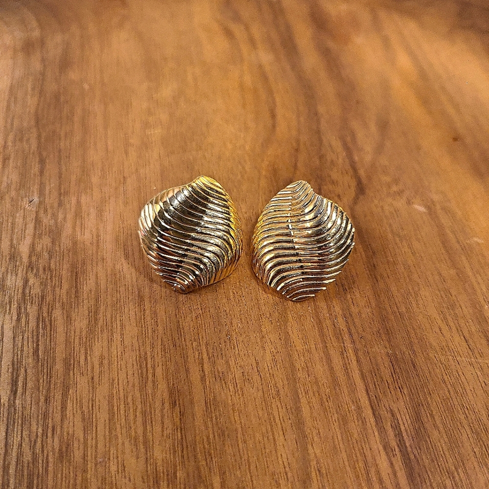 💜2 for 20$ Vintage 80s to 90s Wavy Leaf Shaped Gold Color Metal Earrings
